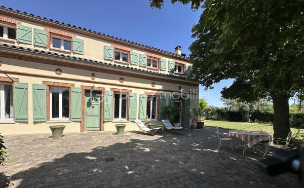 Élégante Toulousaine de caractère aux portes de Toulouse

À seulement 15 kilomètres de l’aéroport de Toulouse-Blagnac et de la place du Capitole, cette superbe maison du XIXe siècle de type Toulousaine séduit dès les premiers instants par son authenticité, ses volumes généreux et son environnement privilégié.

Nichée au cœur d’un magnifique terrain arboré de 2 500 m², cette propriété offre un cadre de vie rare, alliant calme absolu, charme de l’ancien et proximité immédiate de Toulouse.

Baignée de lumière grâce à ses nombreuses ouvertures, la maison dévoile de vastes pièces de réception où se mêlent élégance et convivialité. Les cheminées apportent une atmosphère chaleureuse aux différents espaces de vie, tandis que la cuisine entièrement équipée s’intègre parfaitement à l’esprit familial de la demeure.

Pensée pour accueillir une grande famille ou répondre à un projet de vie alliant habitation et activité professionnelle, le télétravail étant facilement envisageable dans un bureau bien isolé, la propriété offre un remarquable potentiel d’aménagement avec jusqu’à sept chambres possibles.

L’espace nuit comprend actuellement :

Cinq belles chambres à l’étage, sublimées par de superbes parquets massifs ;
Deux chambres en rez-de-chaussée, idéales pour recevoir ou créer un espace indépendant ;
Deux salles de bains complètes.
À l’extérieur, le jardin paysager constitue un véritable écrin de verdure. La terrasse, parfaitement exposée, invite à profiter des beaux jours dans un cadre paisible et préservé. Un espace barbecue ainsi que plusieurs dépendances complètent harmonieusement l’ensemble et offrent de nombreuses possibilités d’aménagement.

Un puit abrité dans une construction typique du secteur agrémente la propriété.

Les points forts de la propriété

Authentique maison Toulousaine de caractère
Environnement résidentiel calme et recherché
Terrain arboré de 2 500 m²
Luminosité exceptionnelle
Vastes espaces de réception
Jusqu’à 7 chambres possibles
Parquets massifs et cheminées
Dépendances
Arrêt de bus à quelques mètres du portail.
À seulement 15 minutes de Toulouse et de l’aéroport de Blagnac.
Proche de Colomiers et du secteur aéronautique Airbus.
Une propriété de charme aux portes de la Ville Rose, idéale pour les amateurs de belles demeures souhaitant conjuguer authenticité, confort et qualité de vie dans un environnement privilégié.

Bien rare sur le secteur de LA SALVETAT-SAINT-GILLES/ PLAISANCE DU TOUCH.
