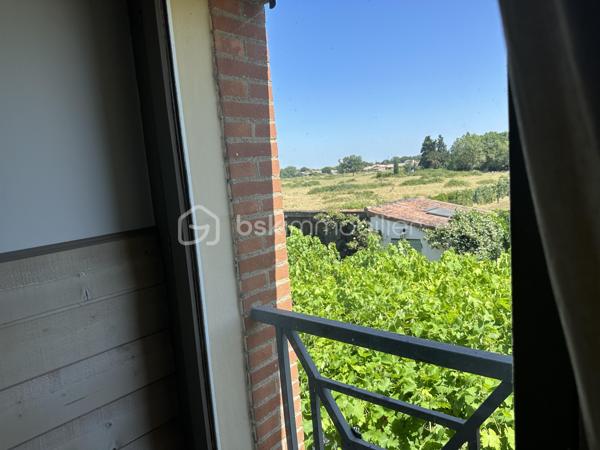 Élégante Toulousaine de caractère aux portes de Toulouse

À seulement 15 kilomètres de l’aéroport de Toulouse-Blagnac et de la place du Capitole, cette superbe maison du XIXe siècle de type Toulousaine séduit dès les premiers instants par son authenticité, ses volumes généreux et son environnement privilégié.

Nichée au cœur d’un magnifique terrain arboré de 2 500 m², cette propriété offre un cadre de vie rare, alliant calme absolu, charme de l’ancien et proximité immédiate de Toulouse.

Baignée de lumière grâce à ses nombreuses ouvertures, la maison dévoile de vastes pièces de réception où se mêlent élégance et convivialité. Les cheminées apportent une atmosphère chaleureuse aux différents espaces de vie, tandis que la cuisine entièrement équipée s’intègre parfaitement à l’esprit familial de la demeure.

Pensée pour accueillir une grande famille ou répondre à un projet de vie alliant habitation et activité professionnelle, le télétravail étant facilement envisageable dans un bureau bien isolé, la propriété offre un remarquable potentiel d’aménagement avec jusqu’à sept chambres possibles.

L’espace nuit comprend actuellement :

Cinq belles chambres à l’étage, sublimées par de superbes parquets massifs ;
Deux chambres en rez-de-chaussée, idéales pour recevoir ou créer un espace indépendant ;
Deux salles de bains complètes.
À l’extérieur, le jardin paysager constitue un véritable écrin de verdure. La terrasse, parfaitement exposée, invite à profiter des beaux jours dans un cadre paisible et préservé. Un espace barbecue ainsi que plusieurs dépendances complètent harmonieusement l’ensemble et offrent de nombreuses possibilités d’aménagement.

Un puit abrité dans une construction typique du secteur agrémente la propriété.

Les points forts de la propriété

Authentique maison Toulousaine de caractère
Environnement résidentiel calme et recherché
Terrain arboré de 2 500 m²
Luminosité exceptionnelle
Vastes espaces de réception
Jusqu’à 7 chambres possibles
Parquets massifs et cheminées
Dépendances
Arrêt de bus à quelques mètres du portail.
À seulement 15 minutes de Toulouse et de l’aéroport de Blagnac.
Proche de Colomiers et du secteur aéronautique Airbus.
Une propriété de charme aux portes de la Ville Rose, idéale pour les amateurs de belles demeures souhaitant conjuguer authenticité, confort et qualité de vie dans un environnement privilégié.

Bien rare sur le secteur de LA SALVETAT-SAINT-GILLES/ PLAISANCE DU TOUCH.