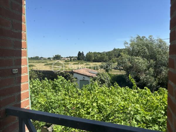 Élégante Toulousaine de caractère aux portes de Toulouse

À seulement 15 kilomètres de l’aéroport de Toulouse-Blagnac et de la place du Capitole, cette superbe maison du XIXe siècle de type Toulousaine séduit dès les premiers instants par son authenticité, ses volumes généreux et son environnement privilégié.

Nichée au cœur d’un magnifique terrain arboré de 2 500 m², cette propriété offre un cadre de vie rare, alliant calme absolu, charme de l’ancien et proximité immédiate de Toulouse.

Baignée de lumière grâce à ses nombreuses ouvertures, la maison dévoile de vastes pièces de réception où se mêlent élégance et convivialité. Les cheminées apportent une atmosphère chaleureuse aux différents espaces de vie, tandis que la cuisine entièrement équipée s’intègre parfaitement à l’esprit familial de la demeure.

Pensée pour accueillir une grande famille ou répondre à un projet de vie alliant habitation et activité professionnelle, le télétravail étant facilement envisageable dans un bureau bien isolé, la propriété offre un remarquable potentiel d’aménagement avec jusqu’à sept chambres possibles.

L’espace nuit comprend actuellement :

Cinq belles chambres à l’étage, sublimées par de superbes parquets massifs ;
Deux chambres en rez-de-chaussée, idéales pour recevoir ou créer un espace indépendant ;
Deux salles de bains complètes.
À l’extérieur, le jardin paysager constitue un véritable écrin de verdure. La terrasse, parfaitement exposée, invite à profiter des beaux jours dans un cadre paisible et préservé. Un espace barbecue ainsi que plusieurs dépendances complètent harmonieusement l’ensemble et offrent de nombreuses possibilités d’aménagement.

Un puit abrité dans une construction typique du secteur agrémente la propriété.

Les points forts de la propriété

Authentique maison Toulousaine de caractère
Environnement résidentiel calme et recherché
Terrain arboré de 2 500 m²
Luminosité exceptionnelle
Vastes espaces de réception
Jusqu’à 7 chambres possibles
Parquets massifs et cheminées
Dépendances
Arrêt de bus à quelques mètres du portail.
À seulement 15 minutes de Toulouse et de l’aéroport de Blagnac.
Proche de Colomiers et du secteur aéronautique Airbus.
Une propriété de charme aux portes de la Ville Rose, idéale pour les amateurs de belles demeures souhaitant conjuguer authenticité, confort et qualité de vie dans un environnement privilégié.

Bien rare sur le secteur de LA SALVETAT-SAINT-GILLES/ PLAISANCE DU TOUCH.