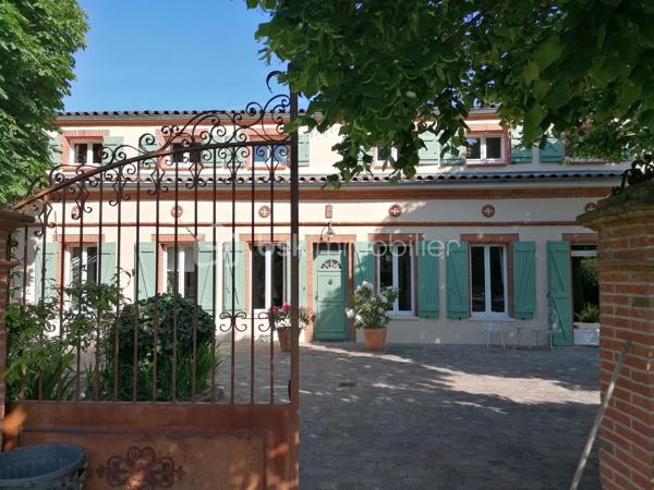Élégante Toulousaine de caractère aux portes de Toulouse

À seulement 15 kilomètres de l’aéroport de Toulouse-Blagnac et de la place du Capitole, cette superbe maison du XIXe siècle de type Toulousaine séduit dès les premiers instants par son authenticité, ses volumes généreux et son environnement privilégié.

Nichée au cœur d’un magnifique terrain arboré de 2 500 m², cette propriété offre un cadre de vie rare, alliant calme absolu, charme de l’ancien et proximité immédiate de Toulouse.

Baignée de lumière grâce à ses nombreuses ouvertures, la maison dévoile de vastes pièces de réception où se mêlent élégance et convivialité. Les cheminées apportent une atmosphère chaleureuse aux différents espaces de vie, tandis que la cuisine entièrement équipée s’intègre parfaitement à l’esprit familial de la demeure.

Pensée pour accueillir une grande famille ou répondre à un projet de vie alliant habitation et activité professionnelle, le télétravail étant facilement envisageable dans un bureau bien isolé, la propriété offre un remarquable potentiel d’aménagement avec jusqu’à sept chambres possibles.

L’espace nuit comprend actuellement :

Cinq belles chambres à l’étage, sublimées par de superbes parquets massifs ;
Deux chambres en rez-de-chaussée, idéales pour recevoir ou créer un espace indépendant ;
Deux salles de bains complètes.
À l’extérieur, le jardin paysager constitue un véritable écrin de verdure. La terrasse, parfaitement exposée, invite à profiter des beaux jours dans un cadre paisible et préservé. Un espace barbecue ainsi que plusieurs dépendances complètent harmonieusement l’ensemble et offrent de nombreuses possibilités d’aménagement.

Un puit abrité dans une construction typique du secteur agrémente la propriété.

Les points forts de la propriété

Authentique maison Toulousaine de caractère
Environnement résidentiel calme et recherché
Terrain arboré de 2 500 m²
Luminosité exceptionnelle
Vastes espaces de réception
Jusqu’à 7 chambres possibles
Parquets massifs et cheminées
Dépendances
Arrêt de bus à quelques mètres du portail.
À seulement 15 minutes de Toulouse et de l’aéroport de Blagnac.
Proche de Colomiers et du secteur aéronautique Airbus.
Une propriété de charme aux portes de la Ville Rose, idéale pour les amateurs de belles demeures souhaitant conjuguer authenticité, confort et qualité de vie dans un environnement privilégié.

Bien rare sur le secteur de LA SALVETAT-SAINT-GILLES/ PLAISANCE DU TOUCH.