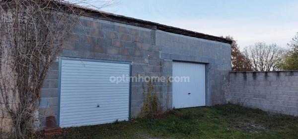 MARTHON : Terrain CU à vendre de 911 m² avec deux garages fermés.