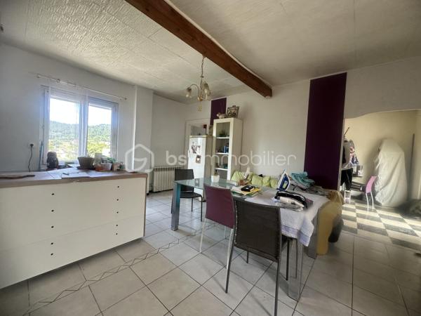 A 2 minutes  de l'entrée d ' Ales !
   Saint Martin de Valgalgues 
A 2 pas du secteur de l’hôpital d’Ales et du centre commercial , des écoles , des collèges ,des lycées  et la proximité des  centres médicaux .
 Je vous propose un Ensemble immobilier , un lot de 4 appartements , loué actuellement .
l'ensemble est édifié sur  550m2   environ ,
Qui comprend 4 appartements qui totalise 245 m2 ainsi que 3 garages d’une surface de 30 m2 envir chacun 
La taxe foncière s’élève à 3626 euros pour l’année 2025 
Concernant les loyers annuelles sont de 20 851 euros Hors charge 
Les charges sont le chauffage au gaz de ville 100 euros approximatif par mois par location 
Et les taxes : ordures ménagères sont de 648  Euros à l’année pour l’ensemble des 4 locations 
Il ya des travaux de rafraîchissement à prévoir dans l’ensemble 
Chaque entrée est indépendante 
Chaque locataire  possède une terrasse ou un balcon et un moyen de stationner , un parking ou un garage .
Vous souhaitez avoir plus d’informations  complémentaires sur ce bien ?
Je reste à votre écoute et à votre disposition 
 du Lundi au dimanche afin de répondre à vos attentes.