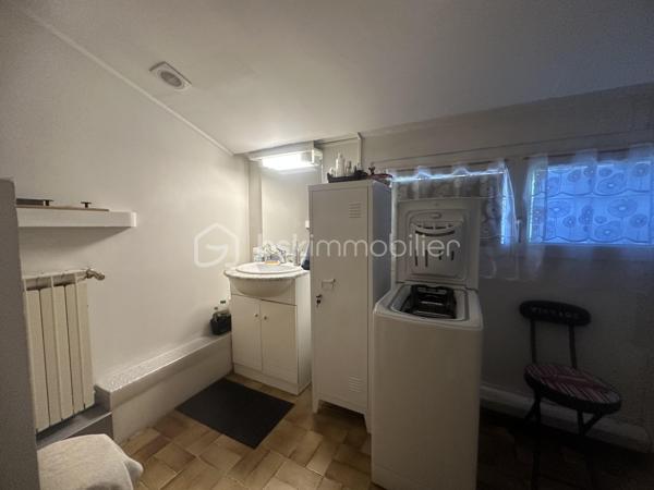 A 2 minutes  de l'entrée d ' Ales !
   Saint Martin de Valgalgues 
A 2 pas du secteur de l’hôpital d’Ales et du centre commercial , des écoles , des collèges ,des lycées  et la proximité des  centres médicaux .
 Je vous propose un Ensemble immobilier , un lot de 4 appartements , loué actuellement .
l'ensemble est édifié sur  550m2   environ ,
Qui comprend 4 appartements qui totalise 245 m2 ainsi que 3 garages d’une surface de 30 m2 envir chacun 
La taxe foncière s’élève à 3626 euros pour l’année 2025 
Concernant les loyers annuelles sont de 20 851 euros Hors charge 
Les charges sont le chauffage au gaz de ville 100 euros approximatif par mois par location 
Et les taxes : ordures ménagères sont de 648  Euros à l’année pour l’ensemble des 4 locations 
Il ya des travaux de rafraîchissement à prévoir dans l’ensemble 
Chaque entrée est indépendante 
Chaque locataire  possède une terrasse ou un balcon et un moyen de stationner , un parking ou un garage .
Vous souhaitez avoir plus d’informations  complémentaires sur ce bien ?
Je reste à votre écoute et à votre disposition 
 du Lundi au dimanche afin de répondre à vos attentes.