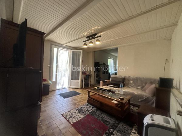 A 2 minutes  de l'entrée d ' Ales !
   Saint Martin de Valgalgues 
A 2 pas du secteur de l’hôpital d’Ales et du centre commercial , des écoles , des collèges ,des lycées  et la proximité des  centres médicaux .
 Je vous propose un Ensemble immobilier , un lot de 4 appartements , loué actuellement .
l'ensemble est édifié sur  550m2   environ ,
Qui comprend 4 appartements qui totalise 245 m2 ainsi que 3 garages d’une surface de 30 m2 envir chacun 
La taxe foncière s’élève à 3626 euros pour l’année 2025 
Concernant les loyers annuelles sont de 20 851 euros Hors charge 
Les charges sont le chauffage au gaz de ville 100 euros approximatif par mois par location 
Et les taxes : ordures ménagères sont de 648  Euros à l’année pour l’ensemble des 4 locations 
Il ya des travaux de rafraîchissement à prévoir dans l’ensemble 
Chaque entrée est indépendante 
Chaque locataire  possède une terrasse ou un balcon et un moyen de stationner , un parking ou un garage .
Vous souhaitez avoir plus d’informations  complémentaires sur ce bien ?
Je reste à votre écoute et à votre disposition 
 du Lundi au dimanche afin de répondre à vos attentes.