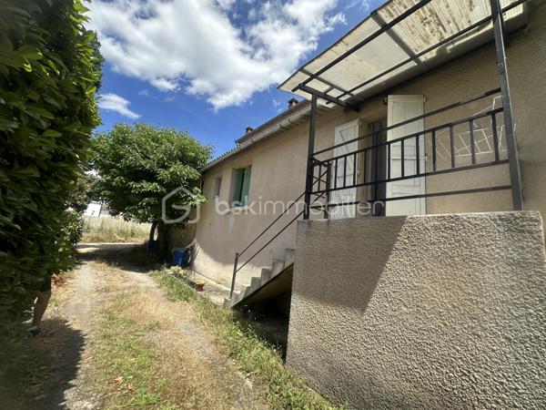A 2 minutes  de l'entrée d ' Ales !
   Saint Martin de Valgalgues 
A 2 pas du secteur de l’hôpital d’Ales et du centre commercial , des écoles , des collèges ,des lycées  et la proximité des  centres médicaux .
 Je vous propose un Ensemble immobilier , un lot de 4 appartements , loué actuellement .
l'ensemble est édifié sur  550m2   environ ,
Qui comprend 4 appartements qui totalise 245 m2 ainsi que 3 garages d’une surface de 30 m2 envir chacun 
La taxe foncière s’élève à 3626 euros pour l’année 2025 
Concernant les loyers annuelles sont de 20 851 euros Hors charge 
Les charges sont le chauffage au gaz de ville 100 euros approximatif par mois par location 
Et les taxes : ordures ménagères sont de 648  Euros à l’année pour l’ensemble des 4 locations 
Il ya des travaux de rafraîchissement à prévoir dans l’ensemble 
Chaque entrée est indépendante 
Chaque locataire  possède une terrasse ou un balcon et un moyen de stationner , un parking ou un garage .
Vous souhaitez avoir plus d’informations  complémentaires sur ce bien ?
Je reste à votre écoute et à votre disposition 
 du Lundi au dimanche afin de répondre à vos attentes.