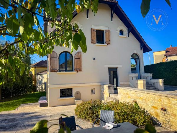 Maison de ville haut de gamme avec piscine, rénovée, proche du centre ville de PRAYSSAC (46)