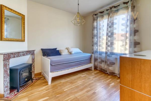 Maison de ville haut de gamme avec piscine, rénovée, proche du centre ville de PRAYSSAC (46)