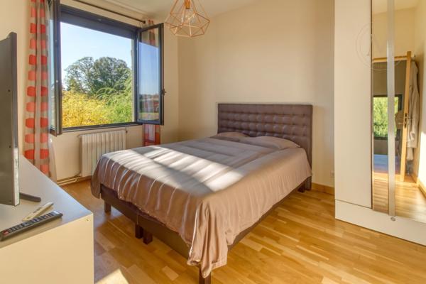 Maison de ville haut de gamme avec piscine, rénovée, proche du centre ville de PRAYSSAC (46)