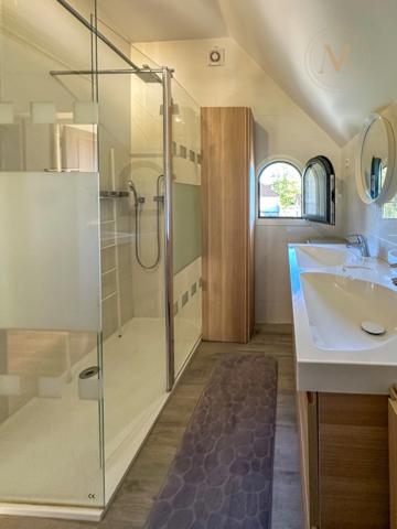 Maison de ville haut de gamme avec piscine, rénovée, proche du centre ville de PRAYSSAC (46)