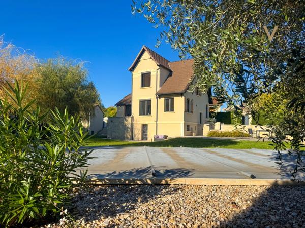 Maison de ville haut de gamme avec piscine, rénovée, proche du centre ville de PRAYSSAC (46)