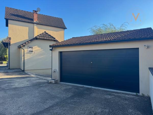 Maison de ville haut de gamme avec piscine, rénovée, proche du centre ville de PRAYSSAC (46)