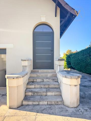 Maison de ville haut de gamme avec piscine, rénovée, proche du centre ville de PRAYSSAC (46)
