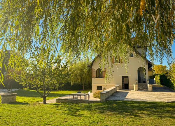 Maison de ville haut de gamme avec piscine, rénovée, proche du centre ville de PRAYSSAC (46)