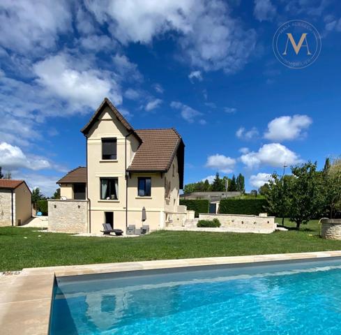 Maison de ville haut de gamme avec piscine, rénovée, proche du centre ville de PRAYSSAC (46)