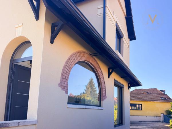 Maison de ville haut de gamme avec piscine, rénovée, proche du centre ville de PRAYSSAC (46)