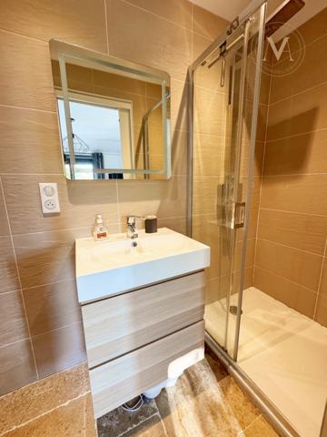 Maison de ville haut de gamme avec piscine, rénovée, proche du centre ville de PRAYSSAC (46)