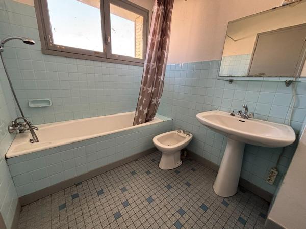 Maison des années 60 avec sous sol complet - Quartier résidentiel proche écoles et commerces