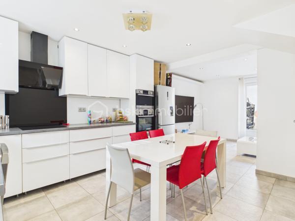 Idéalement située à Algrange, dans une rue calme, sans passage.
Je vous  fais découvrir cette coquette maison entièrement rénovée, accompagnée d'un garage et d'un chalet alimenté en électricité et en eau sur dalle en béton (30 m² environ), avec terrasse et son petit jardin.
Le tout à l'abri des regards.

Elle se compose de la manière suivante :
Au rez-de-chaussée une belle cuisine aménagée et équipée moderne et récente ouverte sur l'espace salon tv .
De cette pièce, vous avez un accès direct sur une terrasse.

Au 1er étage, on retrouve deux chambres.
Un WC ainsi que des combles aménageable (ils sont déjà isolés, plaqués.)

Pour terminer direction le sous-sol qui accueil une grande salle de bain aménagée et équipée, un WC avec un accès à une grande buanderie et dressing.

Point technique :
Toiture nettoyée et traitée avec une reprise d'un pan en 2024.
Électricité refaite, sanitaire refait, chauffage au sol par une chaudière gaz double flux de 2014.
Double vitrage changé en 2015, isolation intérieure, isolation  des combles, volets en alu thermique et électriques au rez-de-chaussée.

Vous l'avez compris, cette maison vous attend. 
En plus du garage, vous profiterez également de deux places de parking privées.
Taxe foncière : 918 euros par an, poubelles incluses.
Photos complémentaires sur demandes 

Je suis joignable par téléphone pour plus d'informations ou pour des visites.
Je ne réponds pas aux numéros masqués ; privilégiez les appels plutôt que les mails pour une réponse plus rapide.