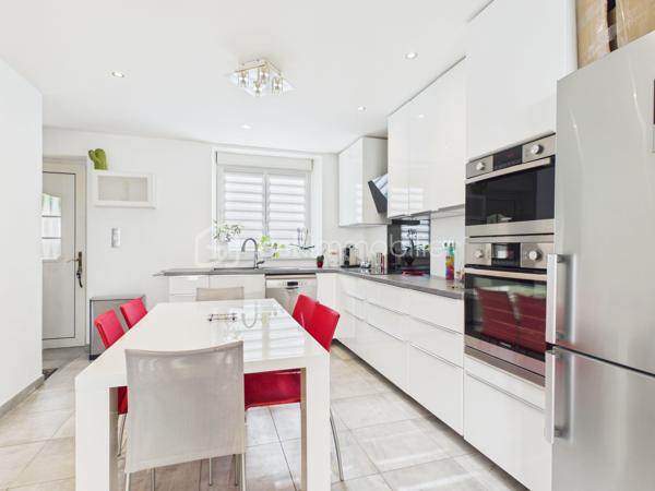 Idéalement située à Algrange, dans une rue calme, sans passage.
Je vous  fais découvrir cette coquette maison entièrement rénovée, accompagnée d'un garage et d'un chalet alimenté en électricité et en eau sur dalle en béton (30 m² environ), avec terrasse et son petit jardin.
Le tout à l'abri des regards.

Elle se compose de la manière suivante :
Au rez-de-chaussée une belle cuisine aménagée et équipée moderne et récente ouverte sur l'espace salon tv .
De cette pièce, vous avez un accès direct sur une terrasse.

Au 1er étage, on retrouve deux chambres.
Un WC ainsi que des combles aménageable (ils sont déjà isolés, plaqués.)

Pour terminer direction le sous-sol qui accueil une grande salle de bain aménagée et équipée, un WC avec un accès à une grande buanderie et dressing.

Point technique :
Toiture nettoyée et traitée avec une reprise d'un pan en 2024.
Électricité refaite, sanitaire refait, chauffage au sol par une chaudière gaz double flux de 2014.
Double vitrage changé en 2015, isolation intérieure, isolation  des combles, volets en alu thermique et électriques au rez-de-chaussée.

Vous l'avez compris, cette maison vous attend. 
En plus du garage, vous profiterez également de deux places de parking privées.
Taxe foncière : 918 euros par an, poubelles incluses.
Photos complémentaires sur demandes 

Je suis joignable par téléphone pour plus d'informations ou pour des visites.
Je ne réponds pas aux numéros masqués ; privilégiez les appels plutôt que les mails pour une réponse plus rapide.