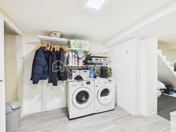Idéalement située à Algrange, dans une rue calme, sans passage.
Je vous  fais découvrir cette coquette maison entièrement rénovée, accompagnée d'un garage et d'un chalet alimenté en électricité et en eau sur dalle en béton (30 m² environ), avec terrasse et son petit jardin.
Le tout à l'abri des regards.

Elle se compose de la manière suivante :
Au rez-de-chaussée une belle cuisine aménagée et équipée moderne et récente ouverte sur l'espace salon tv .
De cette pièce, vous avez un accès direct sur une terrasse.

Au 1er étage, on retrouve deux chambres.
Un WC ainsi que des combles aménageable (ils sont déjà isolés, plaqués.)

Pour terminer direction le sous-sol qui accueil une grande salle de bain aménagée et équipée, un WC avec un accès à une grande buanderie et dressing.

Point technique :
Toiture nettoyée et traitée avec une reprise d'un pan en 2024.
Électricité refaite, sanitaire refait, chauffage au sol par une chaudière gaz double flux de 2014.
Double vitrage changé en 2015, isolation intérieure, isolation  des combles, volets en alu thermique et électriques au rez-de-chaussée.

Vous l'avez compris, cette maison vous attend. 
En plus du garage, vous profiterez également de deux places de parking privées.
Taxe foncière : 918 euros par an, poubelles incluses.
Photos complémentaires sur demandes 

Je suis joignable par téléphone pour plus d'informations ou pour des visites.
Je ne réponds pas aux numéros masqués ; privilégiez les appels plutôt que les mails pour une réponse plus rapide.