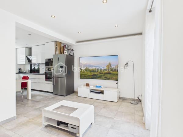 Idéalement située à Algrange, dans une rue calme, sans passage.
Je vous  fais découvrir cette coquette maison entièrement rénovée, accompagnée d'un garage et d'un chalet alimenté en électricité et en eau sur dalle en béton (30 m² environ), avec terrasse et son petit jardin.
Le tout à l'abri des regards.

Elle se compose de la manière suivante :
Au rez-de-chaussée une belle cuisine aménagée et équipée moderne et récente ouverte sur l'espace salon tv .
De cette pièce, vous avez un accès direct sur une terrasse.

Au 1er étage, on retrouve deux chambres.
Un WC ainsi que des combles aménageable (ils sont déjà isolés, plaqués.)

Pour terminer direction le sous-sol qui accueil une grande salle de bain aménagée et équipée, un WC avec un accès à une grande buanderie et dressing.

Point technique :
Toiture nettoyée et traitée avec une reprise d'un pan en 2024.
Électricité refaite, sanitaire refait, chauffage au sol par une chaudière gaz double flux de 2014.
Double vitrage changé en 2015, isolation intérieure, isolation  des combles, volets en alu thermique et électriques au rez-de-chaussée.

Vous l'avez compris, cette maison vous attend. 
En plus du garage, vous profiterez également de deux places de parking privées.
Taxe foncière : 918 euros par an, poubelles incluses.
Photos complémentaires sur demandes 

Je suis joignable par téléphone pour plus d'informations ou pour des visites.
Je ne réponds pas aux numéros masqués ; privilégiez les appels plutôt que les mails pour une réponse plus rapide.