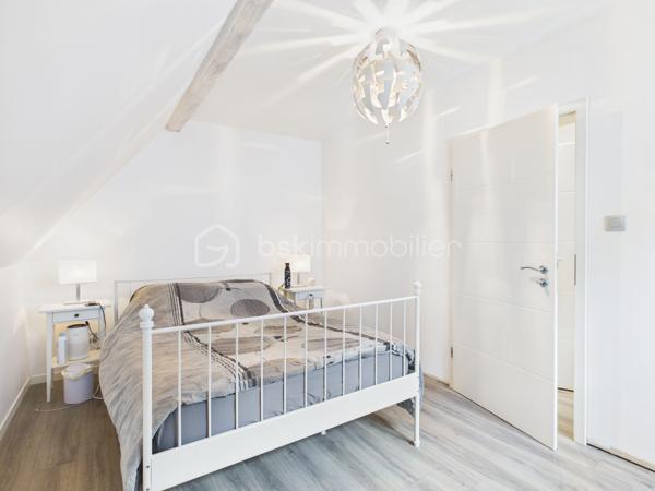 Idéalement située à Algrange, dans une rue calme, sans passage.
Je vous  fais découvrir cette coquette maison entièrement rénovée, accompagnée d'un garage et d'un chalet alimenté en électricité et en eau sur dalle en béton (30 m² environ), avec terrasse et son petit jardin.
Le tout à l'abri des regards.

Elle se compose de la manière suivante :
Au rez-de-chaussée une belle cuisine aménagée et équipée moderne et récente ouverte sur l'espace salon tv .
De cette pièce, vous avez un accès direct sur une terrasse.

Au 1er étage, on retrouve deux chambres.
Un WC ainsi que des combles aménageable (ils sont déjà isolés, plaqués.)

Pour terminer direction le sous-sol qui accueil une grande salle de bain aménagée et équipée, un WC avec un accès à une grande buanderie et dressing.

Point technique :
Toiture nettoyée et traitée avec une reprise d'un pan en 2024.
Électricité refaite, sanitaire refait, chauffage au sol par une chaudière gaz double flux de 2014.
Double vitrage changé en 2015, isolation intérieure, isolation  des combles, volets en alu thermique et électriques au rez-de-chaussée.

Vous l'avez compris, cette maison vous attend. 
En plus du garage, vous profiterez également de deux places de parking privées.
Taxe foncière : 918 euros par an, poubelles incluses.
Photos complémentaires sur demandes 

Je suis joignable par téléphone pour plus d'informations ou pour des visites.
Je ne réponds pas aux numéros masqués ; privilégiez les appels plutôt que les mails pour une réponse plus rapide.