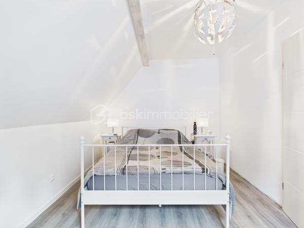 Idéalement située à Algrange, dans une rue calme, sans passage.
Je vous  fais découvrir cette coquette maison entièrement rénovée, accompagnée d'un garage et d'un chalet alimenté en électricité et en eau sur dalle en béton (30 m² environ), avec terrasse et son petit jardin.
Le tout à l'abri des regards.

Elle se compose de la manière suivante :
Au rez-de-chaussée une belle cuisine aménagée et équipée moderne et récente ouverte sur l'espace salon tv .
De cette pièce, vous avez un accès direct sur une terrasse.

Au 1er étage, on retrouve deux chambres.
Un WC ainsi que des combles aménageable (ils sont déjà isolés, plaqués.)

Pour terminer direction le sous-sol qui accueil une grande salle de bain aménagée et équipée, un WC avec un accès à une grande buanderie et dressing.

Point technique :
Toiture nettoyée et traitée avec une reprise d'un pan en 2024.
Électricité refaite, sanitaire refait, chauffage au sol par une chaudière gaz double flux de 2014.
Double vitrage changé en 2015, isolation intérieure, isolation  des combles, volets en alu thermique et électriques au rez-de-chaussée.

Vous l'avez compris, cette maison vous attend. 
En plus du garage, vous profiterez également de deux places de parking privées.
Taxe foncière : 918 euros par an, poubelles incluses.
Photos complémentaires sur demandes 

Je suis joignable par téléphone pour plus d'informations ou pour des visites.
Je ne réponds pas aux numéros masqués ; privilégiez les appels plutôt que les mails pour une réponse plus rapide.