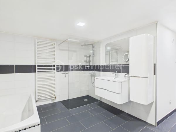 Idéalement située à Algrange, dans une rue calme, sans passage.
Je vous  fais découvrir cette coquette maison entièrement rénovée, accompagnée d'un garage et d'un chalet alimenté en électricité et en eau sur dalle en béton (30 m² environ), avec terrasse et son petit jardin.
Le tout à l'abri des regards.

Elle se compose de la manière suivante :
Au rez-de-chaussée une belle cuisine aménagée et équipée moderne et récente ouverte sur l'espace salon tv .
De cette pièce, vous avez un accès direct sur une terrasse.

Au 1er étage, on retrouve deux chambres.
Un WC ainsi que des combles aménageable (ils sont déjà isolés, plaqués.)

Pour terminer direction le sous-sol qui accueil une grande salle de bain aménagée et équipée, un WC avec un accès à une grande buanderie et dressing.

Point technique :
Toiture nettoyée et traitée avec une reprise d'un pan en 2024.
Électricité refaite, sanitaire refait, chauffage au sol par une chaudière gaz double flux de 2014.
Double vitrage changé en 2015, isolation intérieure, isolation  des combles, volets en alu thermique et électriques au rez-de-chaussée.

Vous l'avez compris, cette maison vous attend. 
En plus du garage, vous profiterez également de deux places de parking privées.
Taxe foncière : 918 euros par an, poubelles incluses.
Photos complémentaires sur demandes 

Je suis joignable par téléphone pour plus d'informations ou pour des visites.
Je ne réponds pas aux numéros masqués ; privilégiez les appels plutôt que les mails pour une réponse plus rapide.