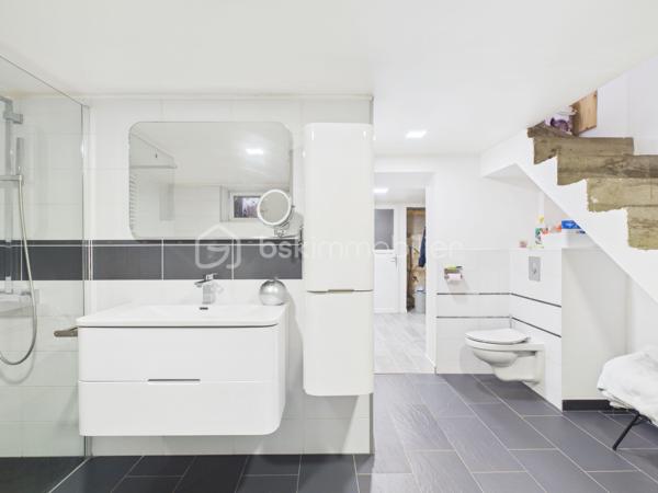 Idéalement située à Algrange, dans une rue calme, sans passage.
Je vous  fais découvrir cette coquette maison entièrement rénovée, accompagnée d'un garage et d'un chalet alimenté en électricité et en eau sur dalle en béton (30 m² environ), avec terrasse et son petit jardin.
Le tout à l'abri des regards.

Elle se compose de la manière suivante :
Au rez-de-chaussée une belle cuisine aménagée et équipée moderne et récente ouverte sur l'espace salon tv .
De cette pièce, vous avez un accès direct sur une terrasse.

Au 1er étage, on retrouve deux chambres.
Un WC ainsi que des combles aménageable (ils sont déjà isolés, plaqués.)

Pour terminer direction le sous-sol qui accueil une grande salle de bain aménagée et équipée, un WC avec un accès à une grande buanderie et dressing.

Point technique :
Toiture nettoyée et traitée avec une reprise d'un pan en 2024.
Électricité refaite, sanitaire refait, chauffage au sol par une chaudière gaz double flux de 2014.
Double vitrage changé en 2015, isolation intérieure, isolation  des combles, volets en alu thermique et électriques au rez-de-chaussée.

Vous l'avez compris, cette maison vous attend. 
En plus du garage, vous profiterez également de deux places de parking privées.
Taxe foncière : 918 euros par an, poubelles incluses.
Photos complémentaires sur demandes 

Je suis joignable par téléphone pour plus d'informations ou pour des visites.
Je ne réponds pas aux numéros masqués ; privilégiez les appels plutôt que les mails pour une réponse plus rapide.