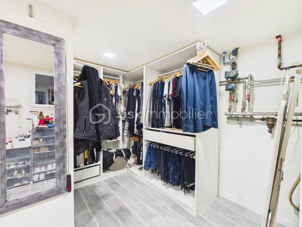 Idéalement située à Algrange, dans une rue calme, sans passage.
Je vous  fais découvrir cette coquette maison entièrement rénovée, accompagnée d'un garage et d'un chalet alimenté en électricité et en eau sur dalle en béton (30 m² environ), avec terrasse et son petit jardin.
Le tout à l'abri des regards.

Elle se compose de la manière suivante :
Au rez-de-chaussée une belle cuisine aménagée et équipée moderne et récente ouverte sur l'espace salon tv .
De cette pièce, vous avez un accès direct sur une terrasse.

Au 1er étage, on retrouve deux chambres.
Un WC ainsi que des combles aménageable (ils sont déjà isolés, plaqués.)

Pour terminer direction le sous-sol qui accueil une grande salle de bain aménagée et équipée, un WC avec un accès à une grande buanderie et dressing.

Point technique :
Toiture nettoyée et traitée avec une reprise d'un pan en 2024.
Électricité refaite, sanitaire refait, chauffage au sol par une chaudière gaz double flux de 2014.
Double vitrage changé en 2015, isolation intérieure, isolation  des combles, volets en alu thermique et électriques au rez-de-chaussée.

Vous l'avez compris, cette maison vous attend. 
En plus du garage, vous profiterez également de deux places de parking privées.
Taxe foncière : 918 euros par an, poubelles incluses.
Photos complémentaires sur demandes 

Je suis joignable par téléphone pour plus d'informations ou pour des visites.
Je ne réponds pas aux numéros masqués ; privilégiez les appels plutôt que les mails pour une réponse plus rapide.