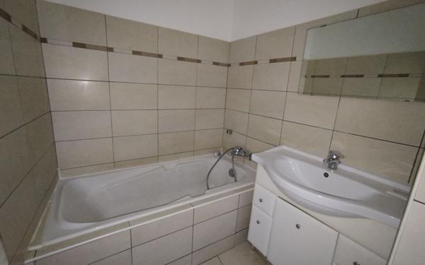 Maison à louer    3 pièces •  Vinezac