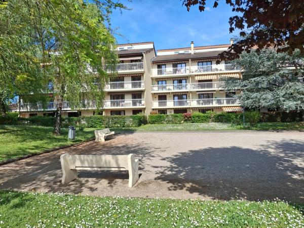 Appartement 3 pièces 95 m² dans une résidence sécurisée, au calme et proche centre ville .
