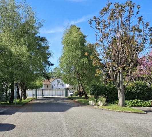 Appartement 3 pièces 95 m² dans une résidence sécurisée, au calme et proche centre ville .
