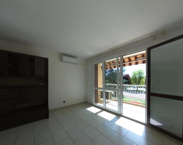 Appartement 3 pièces 95 m² dans une résidence sécurisée, au calme et proche centre ville .