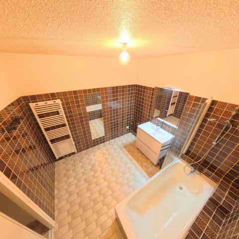 Appartement 3 pièces 95 m² dans une résidence sécurisée, au calme et proche centre ville .
