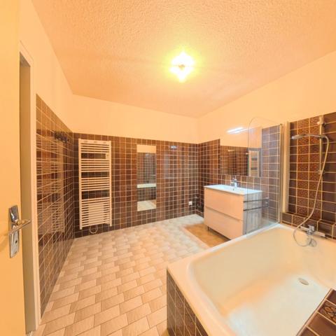 Appartement 3 pièces 95 m² dans une résidence sécurisée, au calme et proche centre ville .