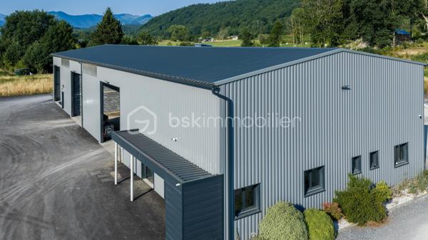 Opportunité de reprise d'une entreprise indépendante bénéficiant d'un solide ancrage local et d'une activité diversifiée.

La société intervient dans les domaines des travaux publics et des prestations agricoles, auprès d'une clientèle fidèle composée de professionnels, exploitants agricoles, particuliers et collectivités.
Elle dispose d'une équipe expérimentée, d'un parc matériel conséquent et d'un carnet de commandes en cours, offrant une reprise immédiate dans de bonnes conditions.

Cette structure opérationnelle présente de réelles perspectives de développement pour un entrepreneur souhaitant s'installer ou pour une entreprise désireuse de renforcer son implantation régionale.

Accompagnement du dirigeant possible.

Premier échange téléphonique recommandé afin d'étudier l'adéquation du projet avec votre profil.
