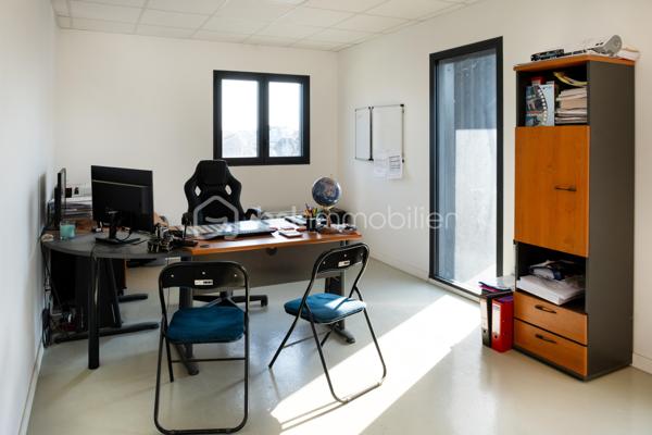 Opportunité de reprise d'une entreprise indépendante bénéficiant d'un solide ancrage local et d'une activité diversifiée.

La société intervient dans les domaines des travaux publics et des prestations agricoles, auprès d'une clientèle fidèle composée de professionnels, exploitants agricoles, particuliers et collectivités.
Elle dispose d'une équipe expérimentée, d'un parc matériel conséquent et d'un carnet de commandes en cours, offrant une reprise immédiate dans de bonnes conditions.

Cette structure opérationnelle présente de réelles perspectives de développement pour un entrepreneur souhaitant s'installer ou pour une entreprise désireuse de renforcer son implantation régionale.

Accompagnement du dirigeant possible.

Premier échange téléphonique recommandé afin d'étudier l'adéquation du projet avec votre profil.