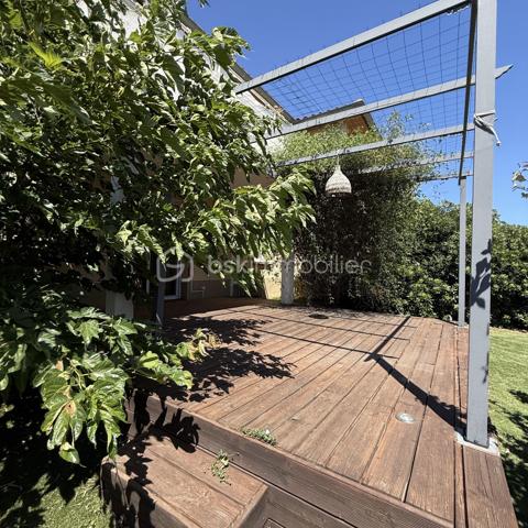 Un véritable havre de paix dans une résidence de standing à seulement 10 min du centre de Perpignan! 

Découvrez ce magnifique appartement de 83 m², situé au sein d’une résidence privée entièrement sécurisée, offrant un cadre de vie privilégié.

Dès l’entrée, vous serez séduit par une belle pièce de vie lumineuse avec salon et cuisine ouverte.

Vous apprécierez sa salle de bains au charme incontestable, aménagée avec goût et offrant des prestations de qualité : double vasque, baignoire ilot, et spacieuse douche a l'italienne. 

L’espace nuit se compose de 3 belles chambres avec placards, parfaites pour accueillir toute la famille ou aménager un bureau selon vos besoins.

À l’extérieur, profitez d’un exceptionnel jardin privatif de 200 m², véritable prolongement de l’appartement, ainsi que d’une agréable terrasse pour vos repas en plein air. Il sera tout à fait possible d'installer un jacuzzi.

Les prestations sont au rendez-vous :
✅ DPE B
✅ Climatisation
✅ Deux places de parking privatives
✅ Résidence fermée et entièrement sécurisée
✅ Piscine avec gardien
✅ Court de tennis
✅ Charges de copropriété maîtrisées
✅ Environnement calme et verdoyant avec de nombreux espaces verts

Un bien rare qui allie confort, sécurité et qualité de vie dans un cadre résidentiel privilégié, où tout est pensé pour votre bien-être.