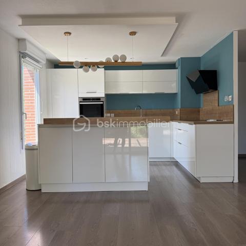 Un véritable havre de paix dans une résidence de standing à seulement 10 min du centre de Perpignan! 

Découvrez ce magnifique appartement de 83 m², situé au sein d’une résidence privée entièrement sécurisée, offrant un cadre de vie privilégié.

Dès l’entrée, vous serez séduit par une belle pièce de vie lumineuse avec salon et cuisine ouverte.

Vous apprécierez sa salle de bains au charme incontestable, aménagée avec goût et offrant des prestations de qualité : double vasque, baignoire ilot, et spacieuse douche a l'italienne. 

L’espace nuit se compose de 3 belles chambres avec placards, parfaites pour accueillir toute la famille ou aménager un bureau selon vos besoins.

À l’extérieur, profitez d’un exceptionnel jardin privatif de 200 m², véritable prolongement de l’appartement, ainsi que d’une agréable terrasse pour vos repas en plein air. Il sera tout à fait possible d'installer un jacuzzi.

Les prestations sont au rendez-vous :
✅ DPE B
✅ Climatisation
✅ Deux places de parking privatives
✅ Résidence fermée et entièrement sécurisée
✅ Piscine avec gardien
✅ Court de tennis
✅ Charges de copropriété maîtrisées
✅ Environnement calme et verdoyant avec de nombreux espaces verts

Un bien rare qui allie confort, sécurité et qualité de vie dans un cadre résidentiel privilégié, où tout est pensé pour votre bien-être.
