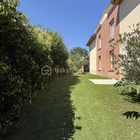 Un véritable havre de paix dans une résidence de standing à seulement 10 min du centre de Perpignan! 

Découvrez ce magnifique appartement de 83 m², situé au sein d’une résidence privée entièrement sécurisée, offrant un cadre de vie privilégié.

Dès l’entrée, vous serez séduit par une belle pièce de vie lumineuse avec salon et cuisine ouverte.

Vous apprécierez sa salle de bains au charme incontestable, aménagée avec goût et offrant des prestations de qualité : double vasque, baignoire ilot, et spacieuse douche a l'italienne. 

L’espace nuit se compose de 3 belles chambres avec placards, parfaites pour accueillir toute la famille ou aménager un bureau selon vos besoins.

À l’extérieur, profitez d’un exceptionnel jardin privatif de 200 m², véritable prolongement de l’appartement, ainsi que d’une agréable terrasse pour vos repas en plein air. Il sera tout à fait possible d'installer un jacuzzi.

Les prestations sont au rendez-vous :
✅ DPE B
✅ Climatisation
✅ Deux places de parking privatives
✅ Résidence fermée et entièrement sécurisée
✅ Piscine avec gardien
✅ Court de tennis
✅ Charges de copropriété maîtrisées
✅ Environnement calme et verdoyant avec de nombreux espaces verts

Un bien rare qui allie confort, sécurité et qualité de vie dans un cadre résidentiel privilégié, où tout est pensé pour votre bien-être.