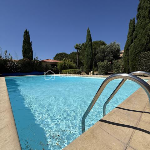 Un véritable havre de paix dans une résidence de standing à seulement 10 min du centre de Perpignan! 

Découvrez ce magnifique appartement de 83 m², situé au sein d’une résidence privée entièrement sécurisée, offrant un cadre de vie privilégié.

Dès l’entrée, vous serez séduit par une belle pièce de vie lumineuse avec salon et cuisine ouverte.

Vous apprécierez sa salle de bains au charme incontestable, aménagée avec goût et offrant des prestations de qualité : double vasque, baignoire ilot, et spacieuse douche a l'italienne. 

L’espace nuit se compose de 3 belles chambres avec placards, parfaites pour accueillir toute la famille ou aménager un bureau selon vos besoins.

À l’extérieur, profitez d’un exceptionnel jardin privatif de 200 m², véritable prolongement de l’appartement, ainsi que d’une agréable terrasse pour vos repas en plein air. Il sera tout à fait possible d'installer un jacuzzi.

Les prestations sont au rendez-vous :
✅ DPE B
✅ Climatisation
✅ Deux places de parking privatives
✅ Résidence fermée et entièrement sécurisée
✅ Piscine avec gardien
✅ Court de tennis
✅ Charges de copropriété maîtrisées
✅ Environnement calme et verdoyant avec de nombreux espaces verts

Un bien rare qui allie confort, sécurité et qualité de vie dans un cadre résidentiel privilégié, où tout est pensé pour votre bien-être.