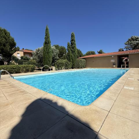 Un véritable havre de paix dans une résidence de standing à seulement 10 min du centre de Perpignan! 

Découvrez ce magnifique appartement de 83 m², situé au sein d’une résidence privée entièrement sécurisée, offrant un cadre de vie privilégié.

Dès l’entrée, vous serez séduit par une belle pièce de vie lumineuse avec salon et cuisine ouverte.

Vous apprécierez sa salle de bains au charme incontestable, aménagée avec goût et offrant des prestations de qualité : double vasque, baignoire ilot, et spacieuse douche a l'italienne. 

L’espace nuit se compose de 3 belles chambres avec placards, parfaites pour accueillir toute la famille ou aménager un bureau selon vos besoins.

À l’extérieur, profitez d’un exceptionnel jardin privatif de 200 m², véritable prolongement de l’appartement, ainsi que d’une agréable terrasse pour vos repas en plein air. Il sera tout à fait possible d'installer un jacuzzi.

Les prestations sont au rendez-vous :
✅ DPE B
✅ Climatisation
✅ Deux places de parking privatives
✅ Résidence fermée et entièrement sécurisée
✅ Piscine avec gardien
✅ Court de tennis
✅ Charges de copropriété maîtrisées
✅ Environnement calme et verdoyant avec de nombreux espaces verts

Un bien rare qui allie confort, sécurité et qualité de vie dans un cadre résidentiel privilégié, où tout est pensé pour votre bien-être.