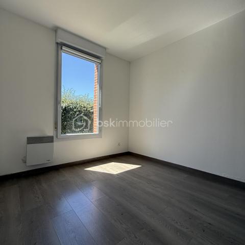 Un véritable havre de paix dans une résidence de standing à seulement 10 min du centre de Perpignan! 

Découvrez ce magnifique appartement de 83 m², situé au sein d’une résidence privée entièrement sécurisée, offrant un cadre de vie privilégié.

Dès l’entrée, vous serez séduit par une belle pièce de vie lumineuse avec salon et cuisine ouverte.

Vous apprécierez sa salle de bains au charme incontestable, aménagée avec goût et offrant des prestations de qualité : double vasque, baignoire ilot, et spacieuse douche a l'italienne. 

L’espace nuit se compose de 3 belles chambres avec placards, parfaites pour accueillir toute la famille ou aménager un bureau selon vos besoins.

À l’extérieur, profitez d’un exceptionnel jardin privatif de 200 m², véritable prolongement de l’appartement, ainsi que d’une agréable terrasse pour vos repas en plein air. Il sera tout à fait possible d'installer un jacuzzi.

Les prestations sont au rendez-vous :
✅ DPE B
✅ Climatisation
✅ Deux places de parking privatives
✅ Résidence fermée et entièrement sécurisée
✅ Piscine avec gardien
✅ Court de tennis
✅ Charges de copropriété maîtrisées
✅ Environnement calme et verdoyant avec de nombreux espaces verts

Un bien rare qui allie confort, sécurité et qualité de vie dans un cadre résidentiel privilégié, où tout est pensé pour votre bien-être.