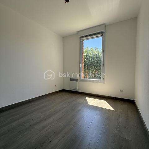 Un véritable havre de paix dans une résidence de standing à seulement 10 min du centre de Perpignan! 

Découvrez ce magnifique appartement de 83 m², situé au sein d’une résidence privée entièrement sécurisée, offrant un cadre de vie privilégié.

Dès l’entrée, vous serez séduit par une belle pièce de vie lumineuse avec salon et cuisine ouverte.

Vous apprécierez sa salle de bains au charme incontestable, aménagée avec goût et offrant des prestations de qualité : double vasque, baignoire ilot, et spacieuse douche a l'italienne. 

L’espace nuit se compose de 3 belles chambres avec placards, parfaites pour accueillir toute la famille ou aménager un bureau selon vos besoins.

À l’extérieur, profitez d’un exceptionnel jardin privatif de 200 m², véritable prolongement de l’appartement, ainsi que d’une agréable terrasse pour vos repas en plein air. Il sera tout à fait possible d'installer un jacuzzi.

Les prestations sont au rendez-vous :
✅ DPE B
✅ Climatisation
✅ Deux places de parking privatives
✅ Résidence fermée et entièrement sécurisée
✅ Piscine avec gardien
✅ Court de tennis
✅ Charges de copropriété maîtrisées
✅ Environnement calme et verdoyant avec de nombreux espaces verts

Un bien rare qui allie confort, sécurité et qualité de vie dans un cadre résidentiel privilégié, où tout est pensé pour votre bien-être.