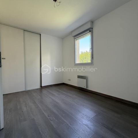 Un véritable havre de paix dans une résidence de standing à seulement 10 min du centre de Perpignan! 

Découvrez ce magnifique appartement de 83 m², situé au sein d’une résidence privée entièrement sécurisée, offrant un cadre de vie privilégié.

Dès l’entrée, vous serez séduit par une belle pièce de vie lumineuse avec salon et cuisine ouverte.

Vous apprécierez sa salle de bains au charme incontestable, aménagée avec goût et offrant des prestations de qualité : double vasque, baignoire ilot, et spacieuse douche a l'italienne. 

L’espace nuit se compose de 3 belles chambres avec placards, parfaites pour accueillir toute la famille ou aménager un bureau selon vos besoins.

À l’extérieur, profitez d’un exceptionnel jardin privatif de 200 m², véritable prolongement de l’appartement, ainsi que d’une agréable terrasse pour vos repas en plein air. Il sera tout à fait possible d'installer un jacuzzi.

Les prestations sont au rendez-vous :
✅ DPE B
✅ Climatisation
✅ Deux places de parking privatives
✅ Résidence fermée et entièrement sécurisée
✅ Piscine avec gardien
✅ Court de tennis
✅ Charges de copropriété maîtrisées
✅ Environnement calme et verdoyant avec de nombreux espaces verts

Un bien rare qui allie confort, sécurité et qualité de vie dans un cadre résidentiel privilégié, où tout est pensé pour votre bien-être.