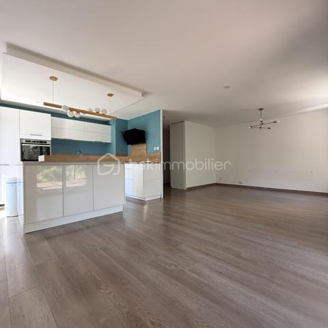 Un véritable havre de paix dans une résidence de standing à seulement 10 min du centre de Perpignan! 

Découvrez ce magnifique appartement de 83 m², situé au sein d’une résidence privée entièrement sécurisée, offrant un cadre de vie privilégié.

Dès l’entrée, vous serez séduit par une belle pièce de vie lumineuse avec salon et cuisine ouverte.

Vous apprécierez sa salle de bains au charme incontestable, aménagée avec goût et offrant des prestations de qualité : double vasque, baignoire ilot, et spacieuse douche a l'italienne. 

L’espace nuit se compose de 3 belles chambres avec placards, parfaites pour accueillir toute la famille ou aménager un bureau selon vos besoins.

À l’extérieur, profitez d’un exceptionnel jardin privatif de 200 m², véritable prolongement de l’appartement, ainsi que d’une agréable terrasse pour vos repas en plein air. Il sera tout à fait possible d'installer un jacuzzi.

Les prestations sont au rendez-vous :
✅ DPE B
✅ Climatisation
✅ Deux places de parking privatives
✅ Résidence fermée et entièrement sécurisée
✅ Piscine avec gardien
✅ Court de tennis
✅ Charges de copropriété maîtrisées
✅ Environnement calme et verdoyant avec de nombreux espaces verts

Un bien rare qui allie confort, sécurité et qualité de vie dans un cadre résidentiel privilégié, où tout est pensé pour votre bien-être.
