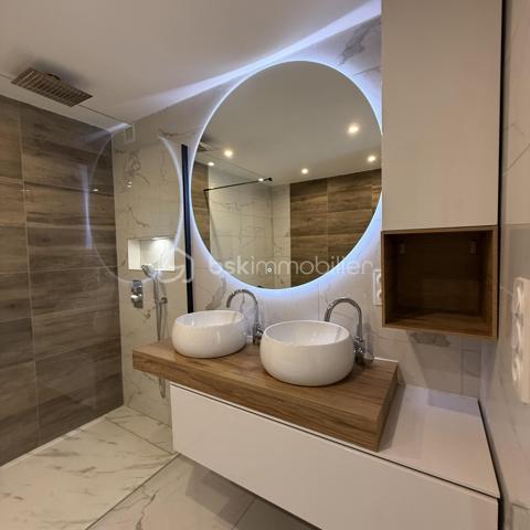 Un véritable havre de paix dans une résidence de standing à seulement 10 min du centre de Perpignan! 

Découvrez ce magnifique appartement de 83 m², situé au sein d’une résidence privée entièrement sécurisée, offrant un cadre de vie privilégié.

Dès l’entrée, vous serez séduit par une belle pièce de vie lumineuse avec salon et cuisine ouverte.

Vous apprécierez sa salle de bains au charme incontestable, aménagée avec goût et offrant des prestations de qualité : double vasque, baignoire ilot, et spacieuse douche a l'italienne. 

L’espace nuit se compose de 3 belles chambres avec placards, parfaites pour accueillir toute la famille ou aménager un bureau selon vos besoins.

À l’extérieur, profitez d’un exceptionnel jardin privatif de 200 m², véritable prolongement de l’appartement, ainsi que d’une agréable terrasse pour vos repas en plein air. Il sera tout à fait possible d'installer un jacuzzi.

Les prestations sont au rendez-vous :
✅ DPE B
✅ Climatisation
✅ Deux places de parking privatives
✅ Résidence fermée et entièrement sécurisée
✅ Piscine avec gardien
✅ Court de tennis
✅ Charges de copropriété maîtrisées
✅ Environnement calme et verdoyant avec de nombreux espaces verts

Un bien rare qui allie confort, sécurité et qualité de vie dans un cadre résidentiel privilégié, où tout est pensé pour votre bien-être.