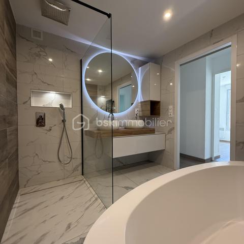 Un véritable havre de paix dans une résidence de standing à seulement 10 min du centre de Perpignan! 

Découvrez ce magnifique appartement de 83 m², situé au sein d’une résidence privée entièrement sécurisée, offrant un cadre de vie privilégié.

Dès l’entrée, vous serez séduit par une belle pièce de vie lumineuse avec salon et cuisine ouverte.

Vous apprécierez sa salle de bains au charme incontestable, aménagée avec goût et offrant des prestations de qualité : double vasque, baignoire ilot, et spacieuse douche a l'italienne. 

L’espace nuit se compose de 3 belles chambres avec placards, parfaites pour accueillir toute la famille ou aménager un bureau selon vos besoins.

À l’extérieur, profitez d’un exceptionnel jardin privatif de 200 m², véritable prolongement de l’appartement, ainsi que d’une agréable terrasse pour vos repas en plein air. Il sera tout à fait possible d'installer un jacuzzi.

Les prestations sont au rendez-vous :
✅ DPE B
✅ Climatisation
✅ Deux places de parking privatives
✅ Résidence fermée et entièrement sécurisée
✅ Piscine avec gardien
✅ Court de tennis
✅ Charges de copropriété maîtrisées
✅ Environnement calme et verdoyant avec de nombreux espaces verts

Un bien rare qui allie confort, sécurité et qualité de vie dans un cadre résidentiel privilégié, où tout est pensé pour votre bien-être.
