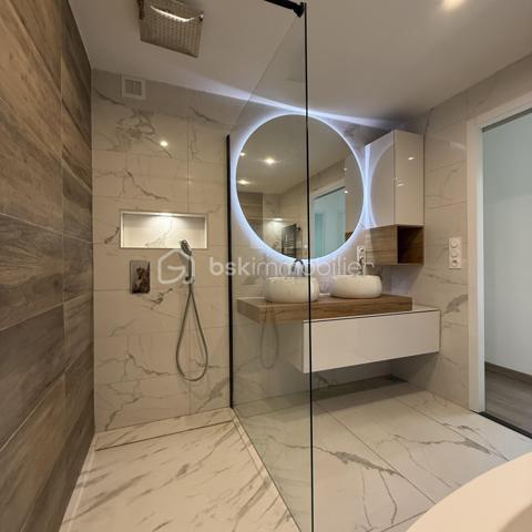 Un véritable havre de paix dans une résidence de standing à seulement 10 min du centre de Perpignan! 

Découvrez ce magnifique appartement de 83 m², situé au sein d’une résidence privée entièrement sécurisée, offrant un cadre de vie privilégié.

Dès l’entrée, vous serez séduit par une belle pièce de vie lumineuse avec salon et cuisine ouverte.

Vous apprécierez sa salle de bains au charme incontestable, aménagée avec goût et offrant des prestations de qualité : double vasque, baignoire ilot, et spacieuse douche a l'italienne. 

L’espace nuit se compose de 3 belles chambres avec placards, parfaites pour accueillir toute la famille ou aménager un bureau selon vos besoins.

À l’extérieur, profitez d’un exceptionnel jardin privatif de 200 m², véritable prolongement de l’appartement, ainsi que d’une agréable terrasse pour vos repas en plein air. Il sera tout à fait possible d'installer un jacuzzi.

Les prestations sont au rendez-vous :
✅ DPE B
✅ Climatisation
✅ Deux places de parking privatives
✅ Résidence fermée et entièrement sécurisée
✅ Piscine avec gardien
✅ Court de tennis
✅ Charges de copropriété maîtrisées
✅ Environnement calme et verdoyant avec de nombreux espaces verts

Un bien rare qui allie confort, sécurité et qualité de vie dans un cadre résidentiel privilégié, où tout est pensé pour votre bien-être.